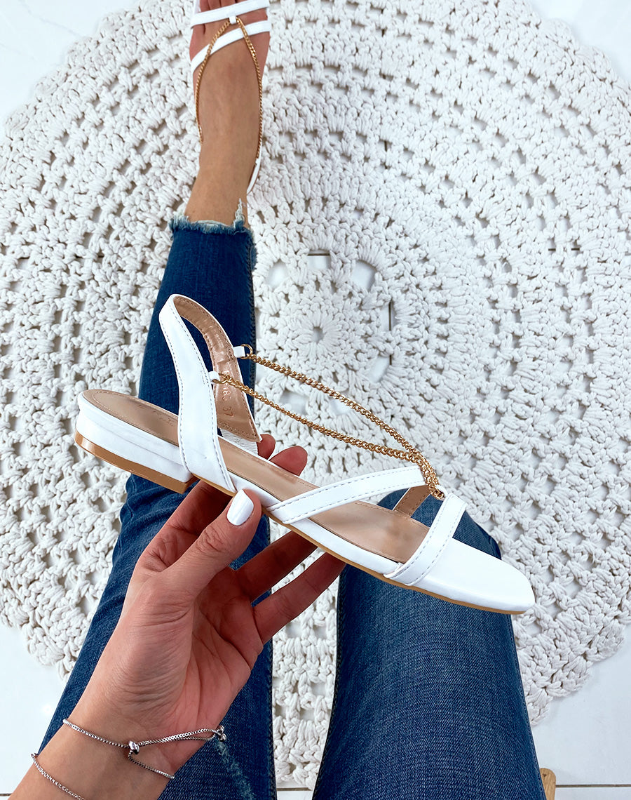 Sandales plates blanches à chaînes