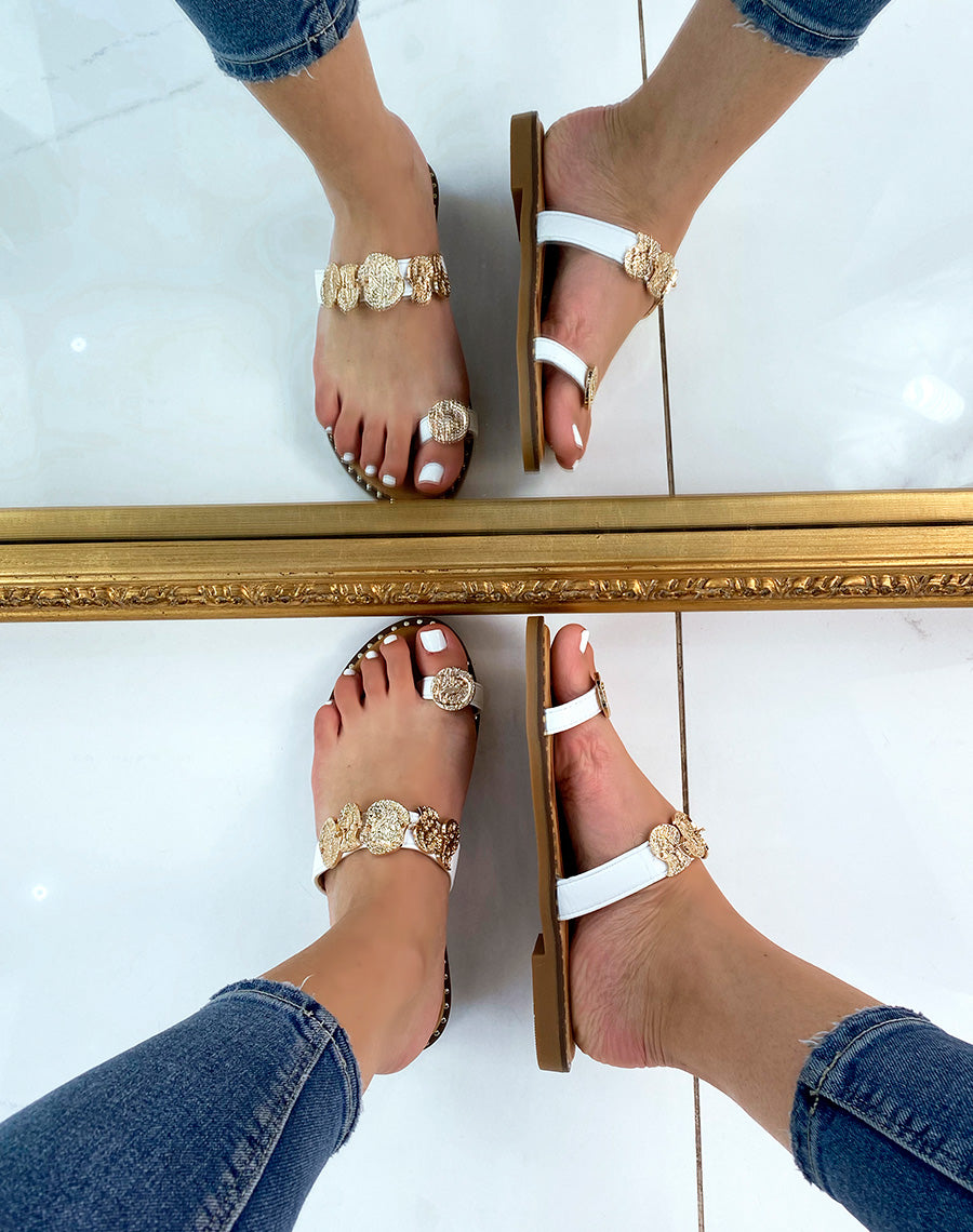 Sandales plates blanches à double brides et bijoux dorés
