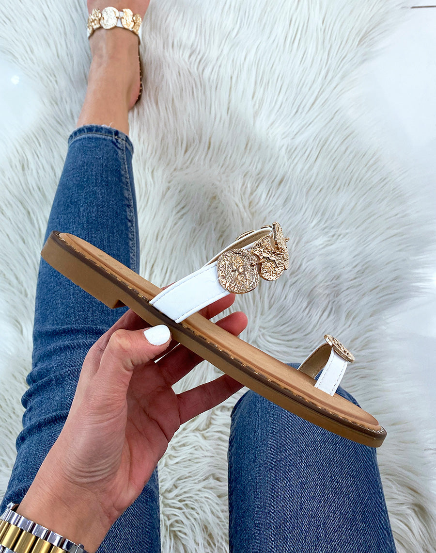 Sandales plates blanches à double brides et bijoux dorés