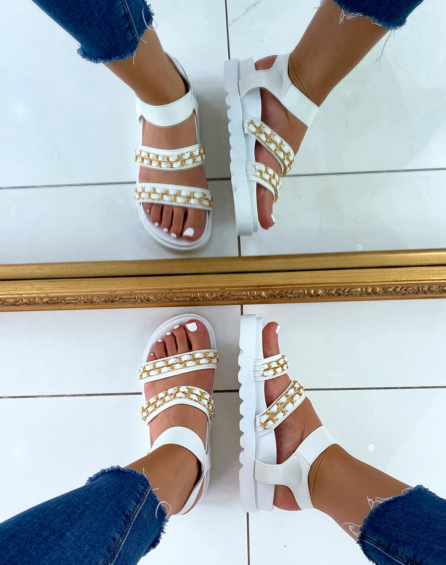 Sandales plates blanches à grosses brides et chaînes dorées