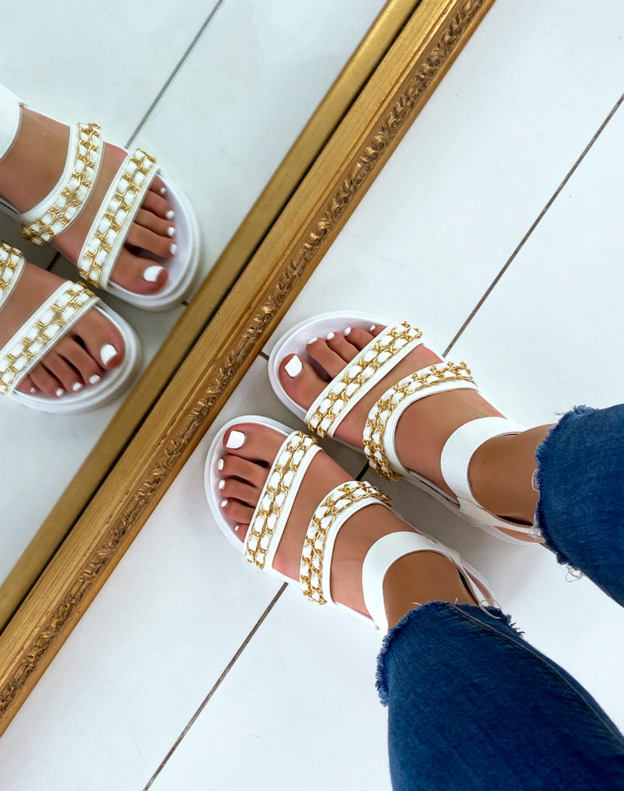 Sandales plates blanches à grosses brides et chaînes dorées