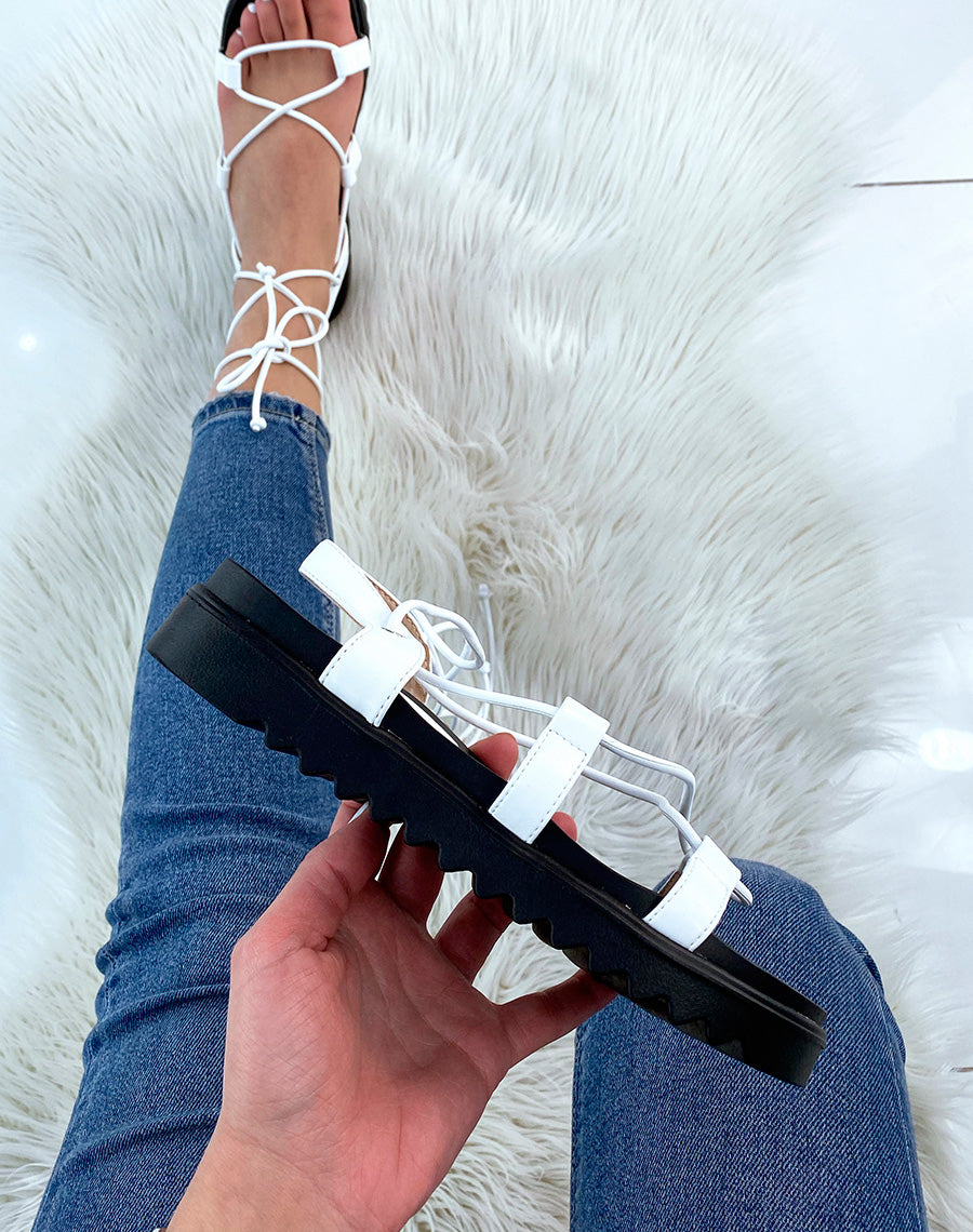 Sandales plates blanches à longues lanières et semelle crantée