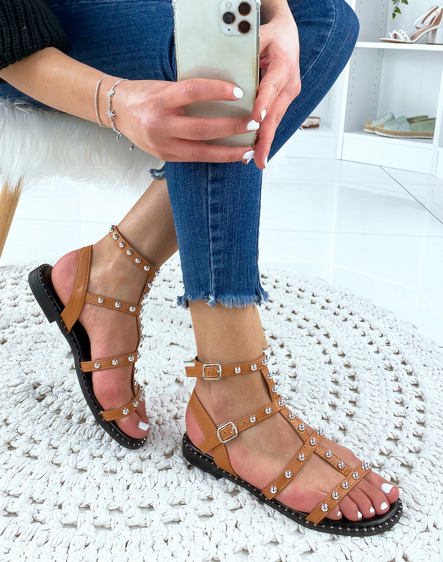 Sandales plates cloutées camel