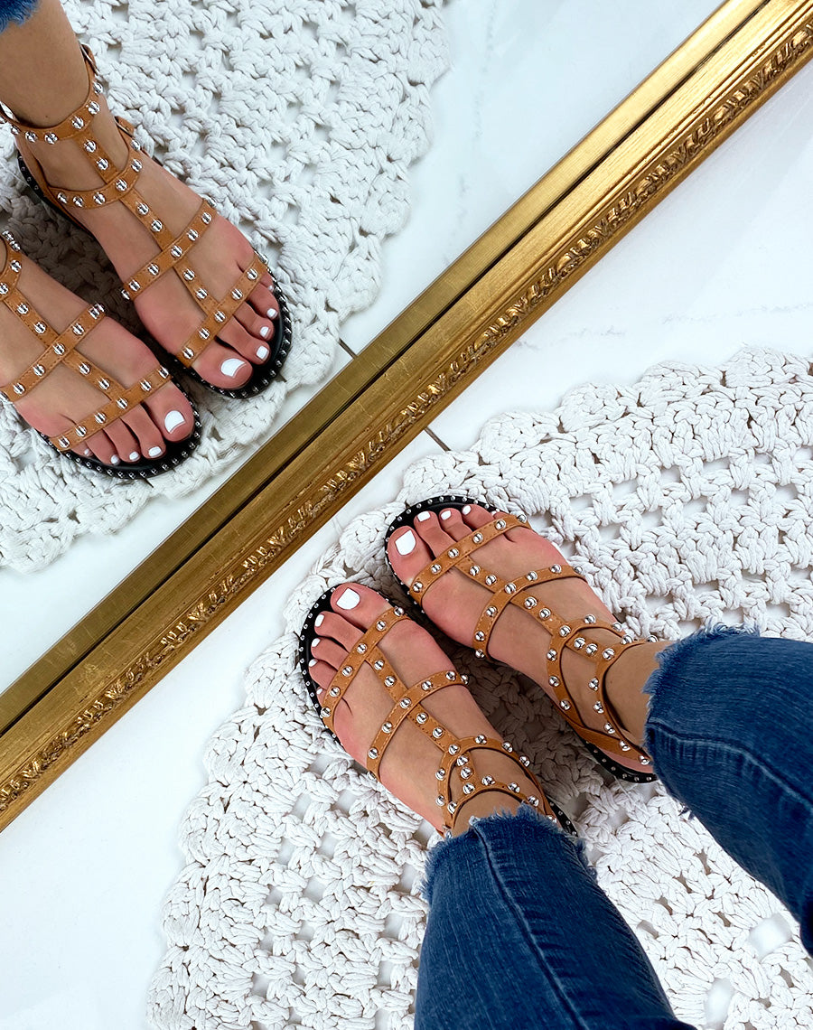 Sandales plates cloutées camel