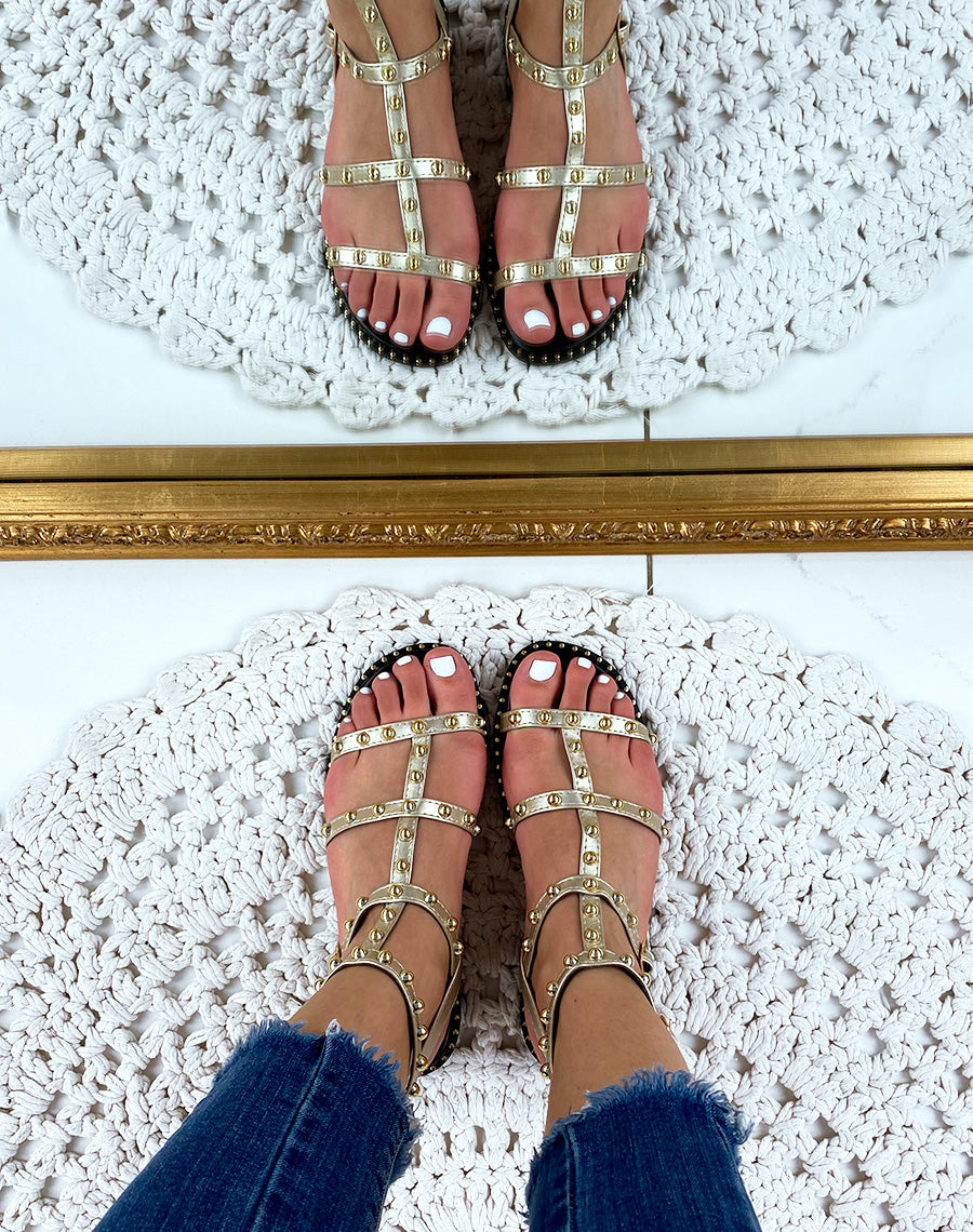 Sandales plates cloutées doré