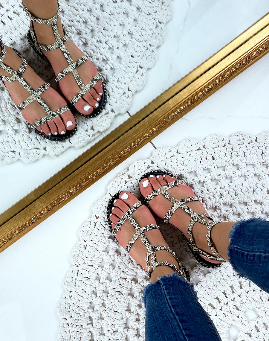 Sandales plates cloutées effet serpent