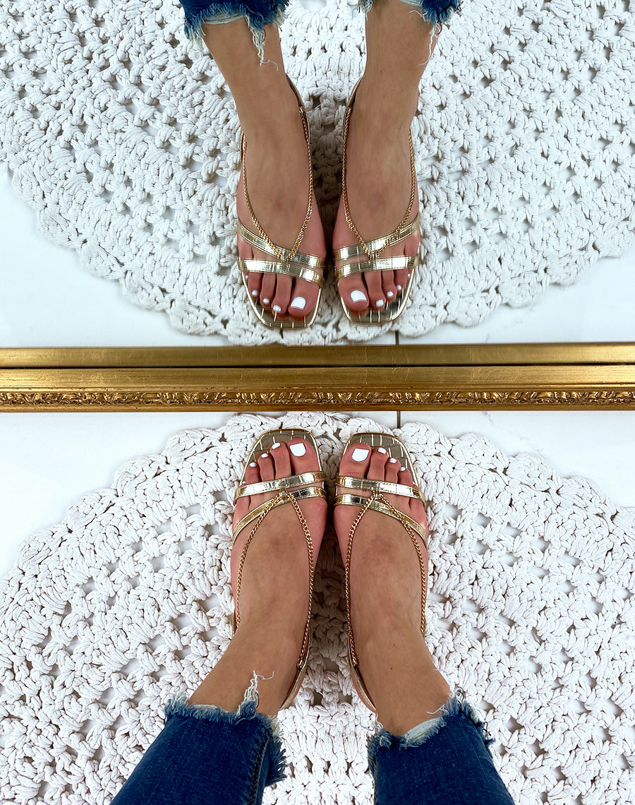 Sandales plates dorées à chaînes