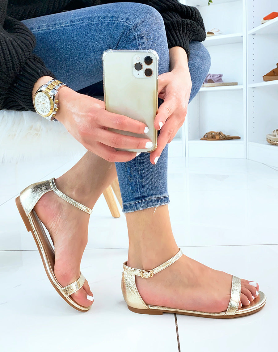 Sandales plates dorées à fines lanières