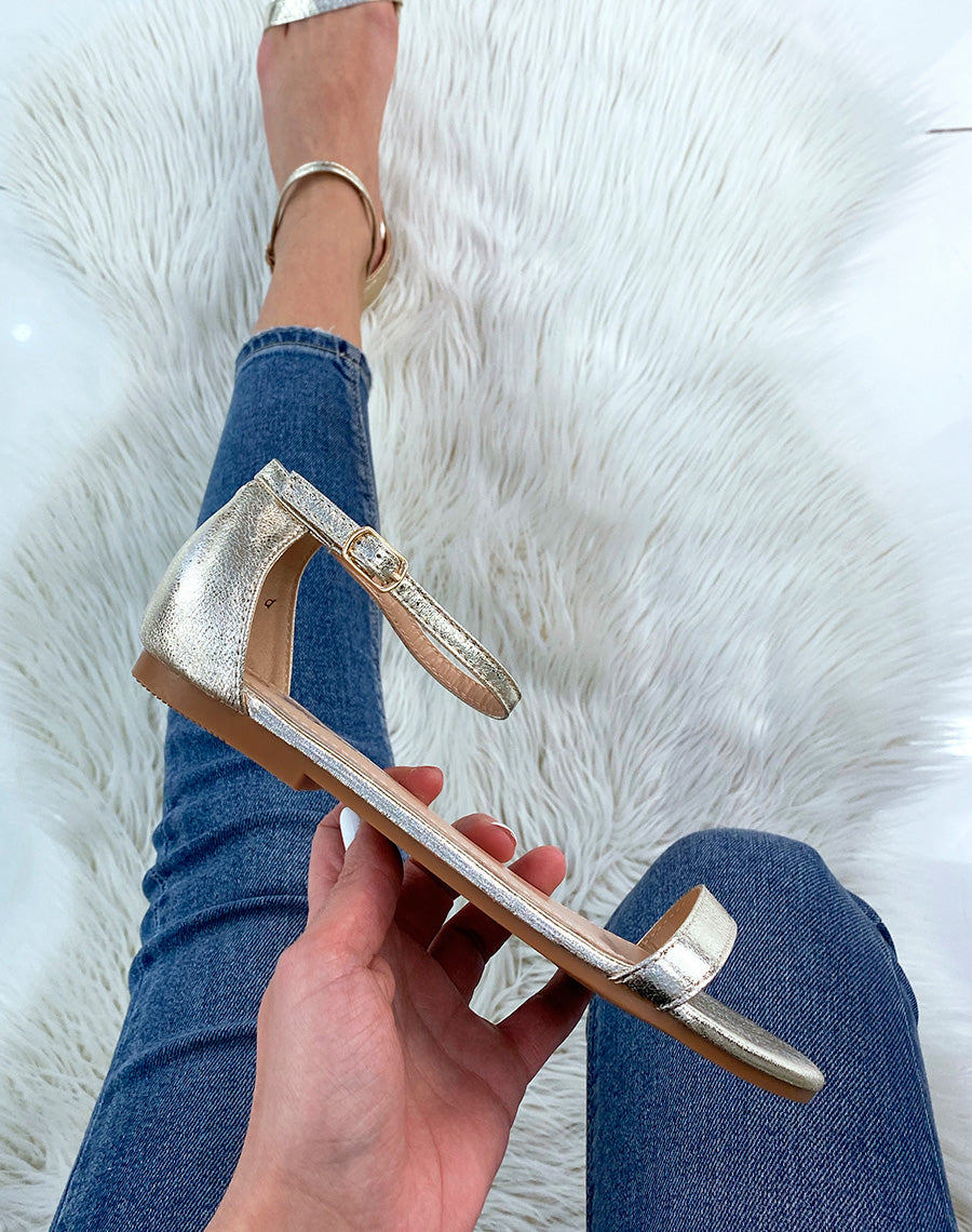 Sandales plates dorées à fines lanières