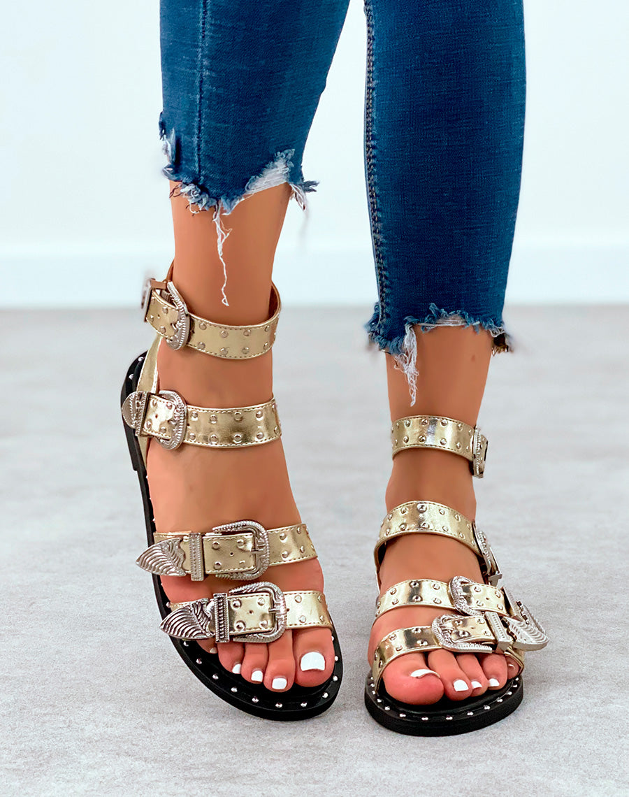 Sandales plates dorées à multiples brides cloutées et à boucles ornées de détails