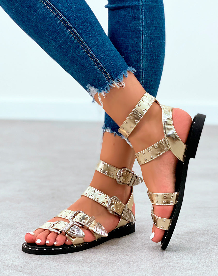 Sandales plates dorées à multiples brides cloutées et à boucles ornées de détails