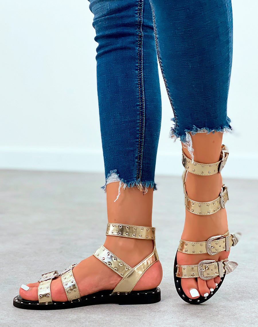Sandales plates dorées à multiples brides cloutées et à boucles ornées de détails