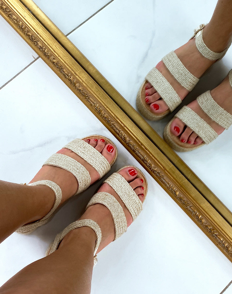 Sandales plates en jute à doubles sangles en toile avec plateforme en jute