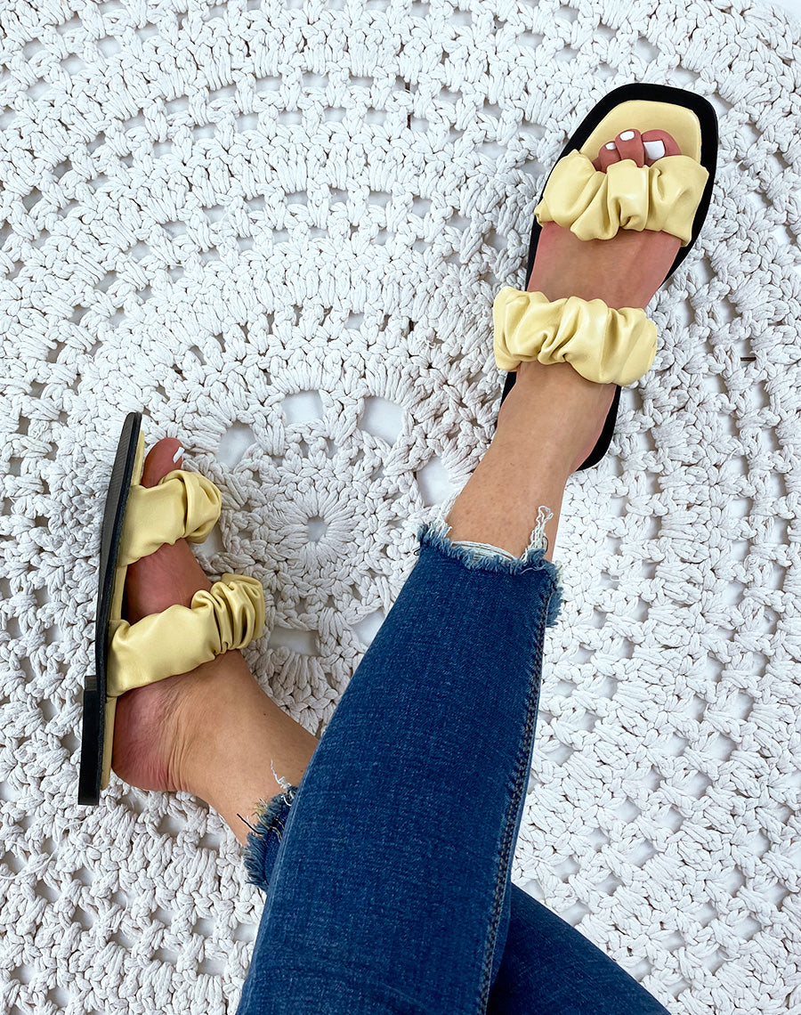 Sandales plates en simili cuir jaune