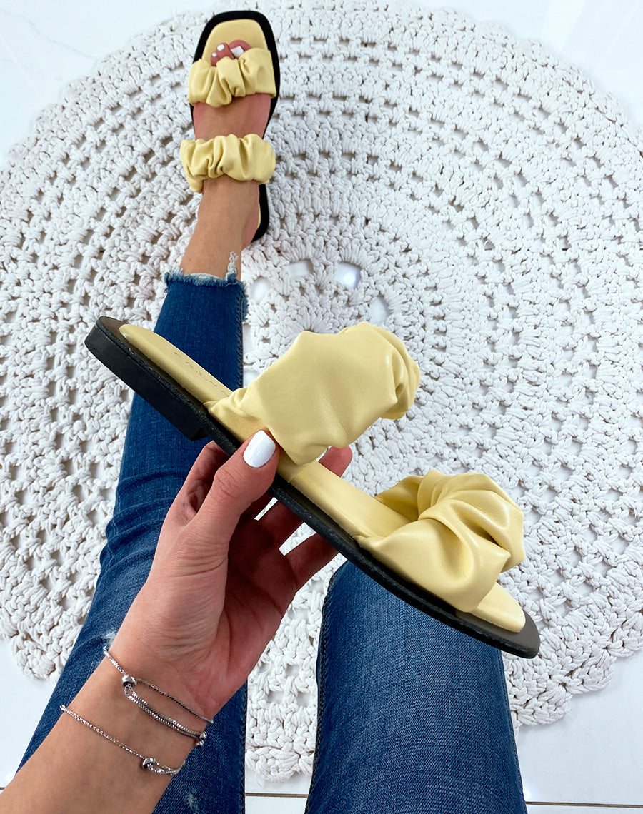 Sandales plates en simili cuir jaune