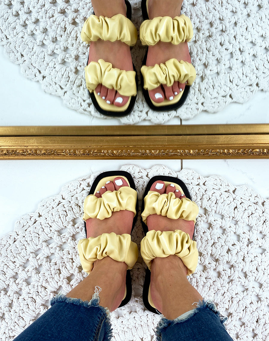 Sandales plates en simili cuir jaune