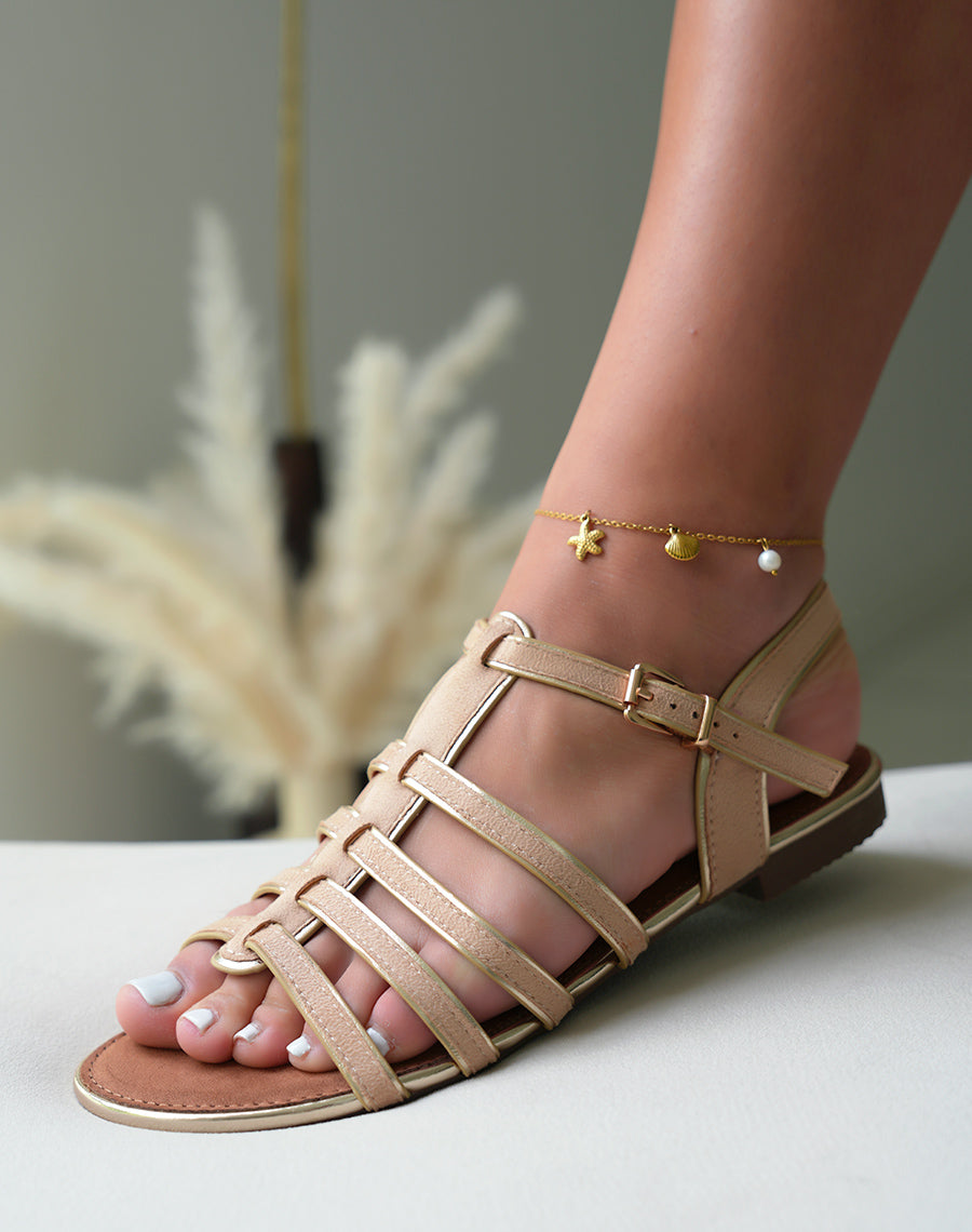 Sandales plates femme en suédine beige et détails dorés avec bride ajustable