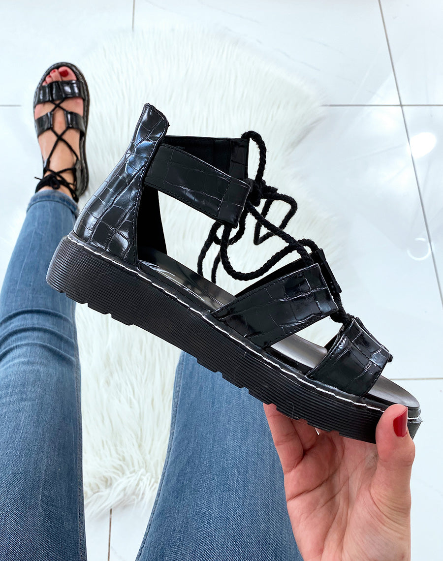 Sandales plates noires avec lacets chevilles