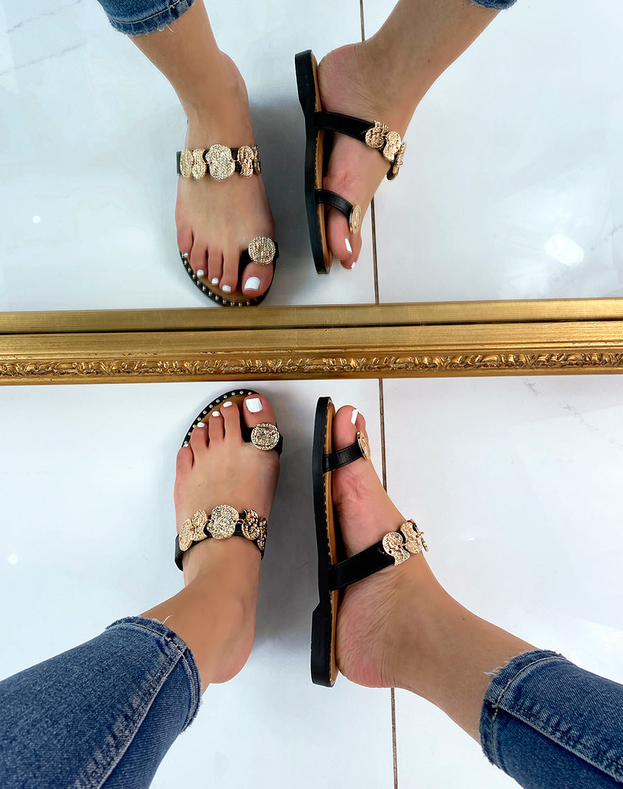 Sandales plates noires à double brides et bijoux dorés