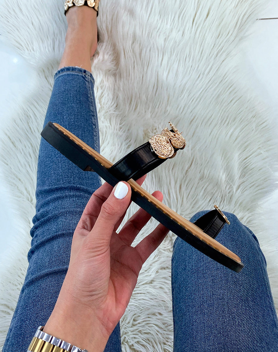 Sandales plates noires à double brides et bijoux dorés