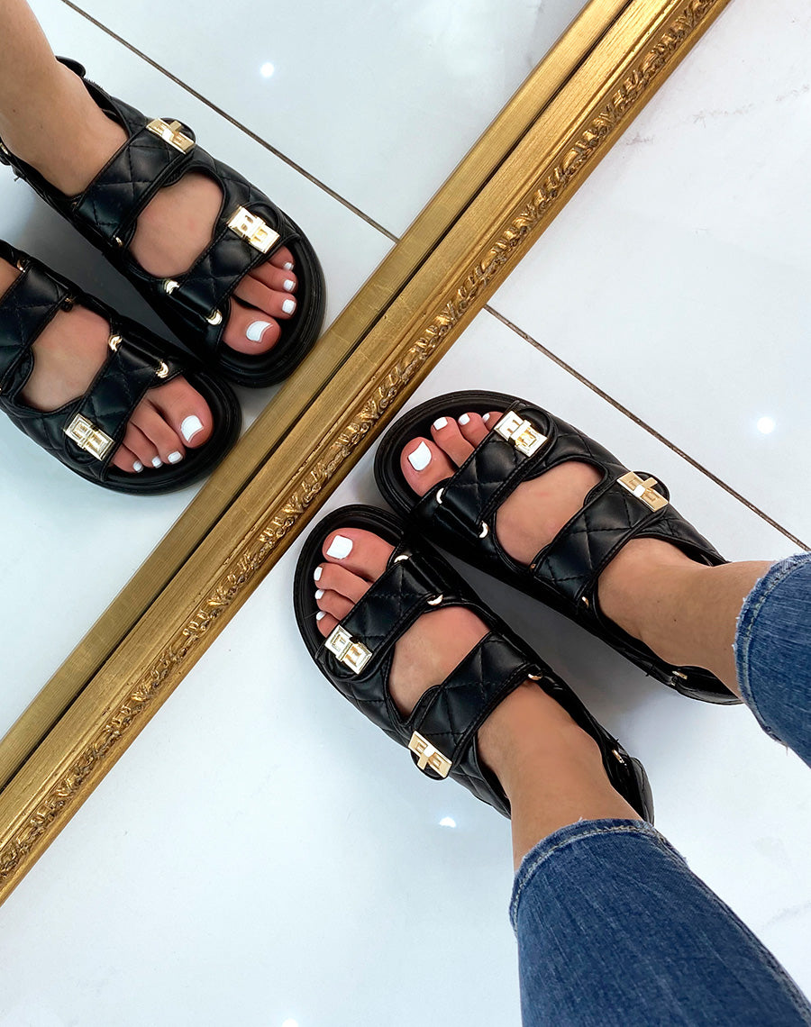 Sandales plates noires à effet matelassé