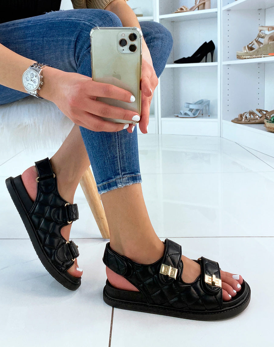 Sandales plates noires à effet matelassé