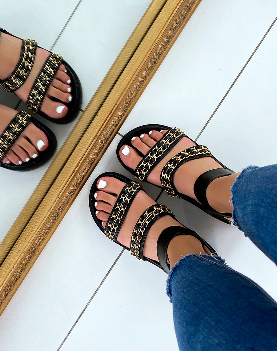 Sandales plates noires à grosses brides et chaînes dorées
