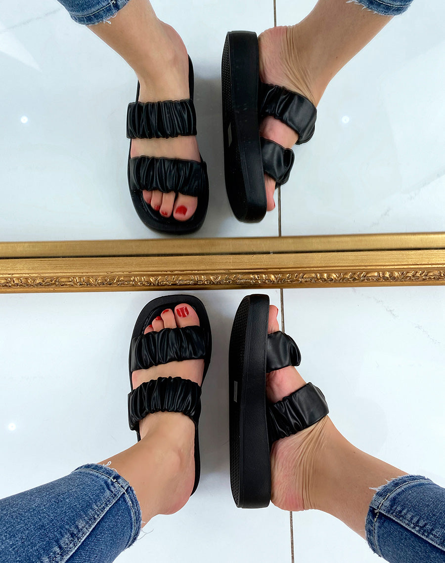 Sandales plates noires à lanières froncés