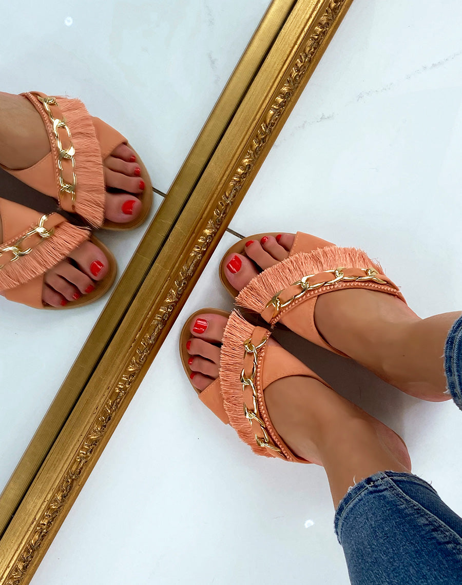 Sandales plates pêches à frange et chaîne dorée