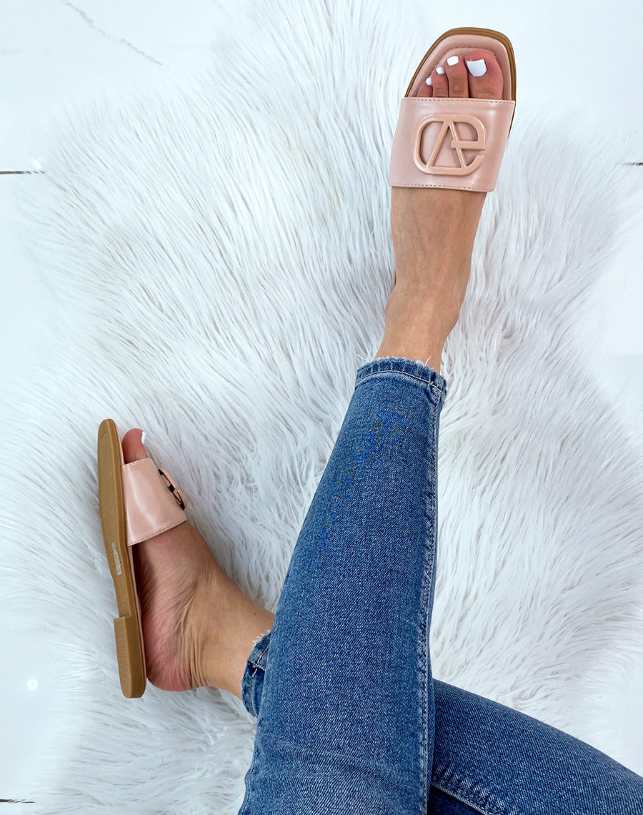 Sandales plates rose à lanière épaisse