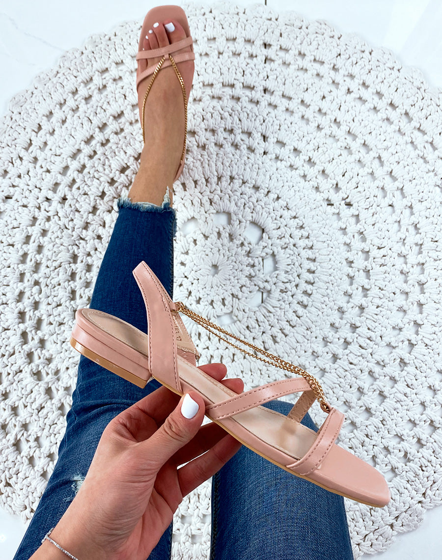 Sandales plates roses à chaînes