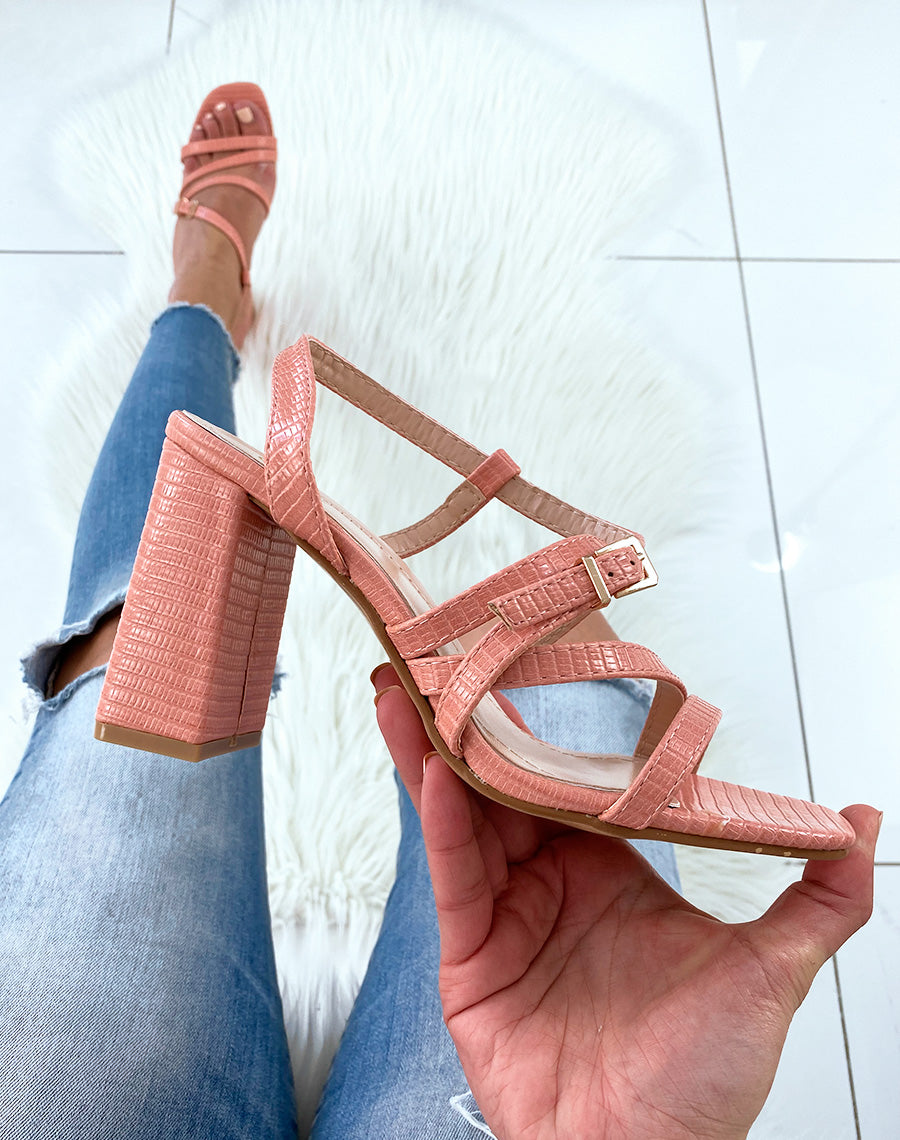 Sandales rose à brides effet croco