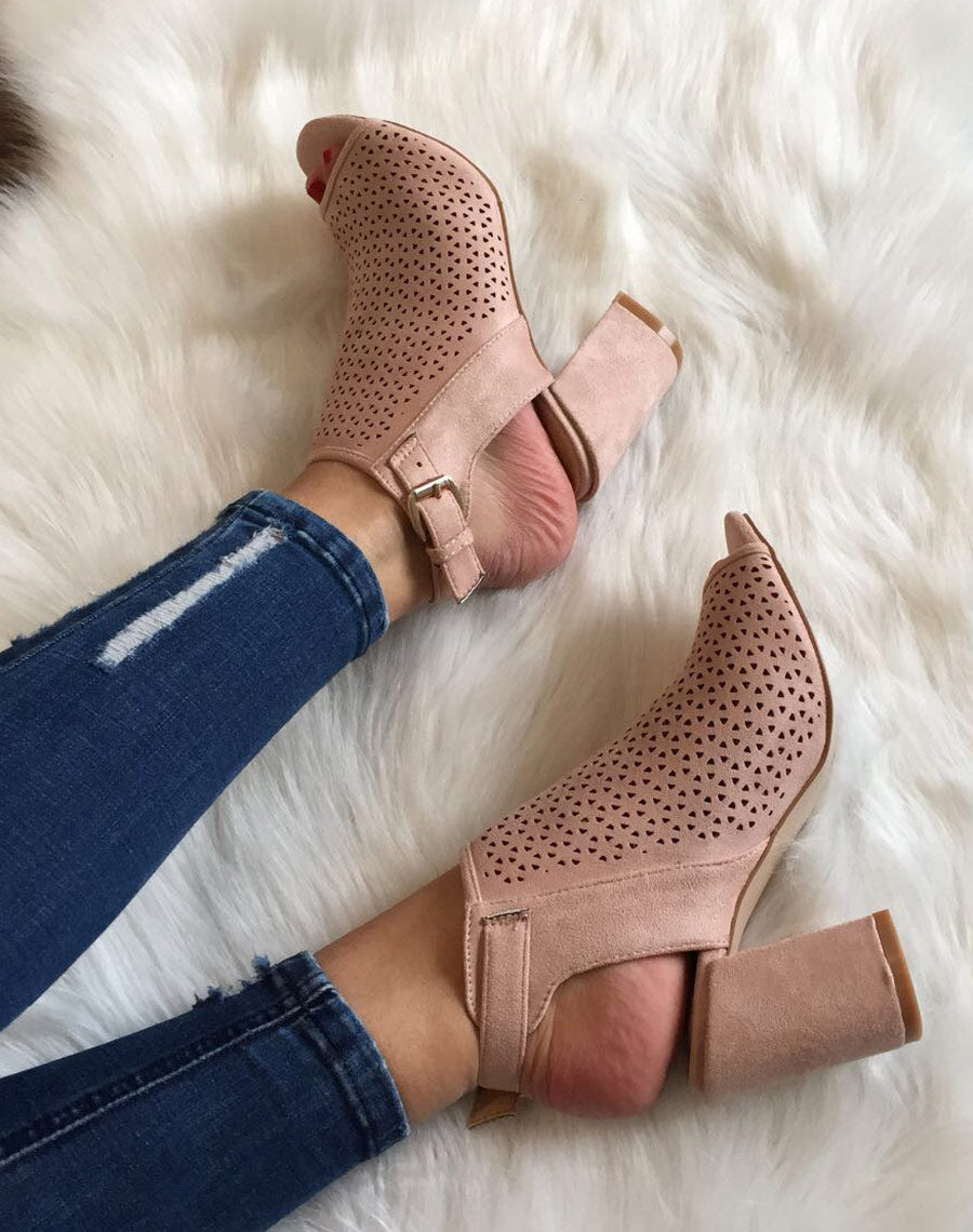 Sandales rose pales perforées à talons mi hauts