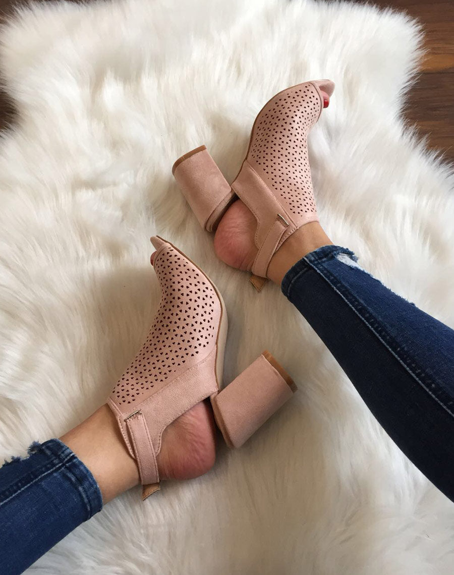 Sandales rose pales perforées à talons mi hauts