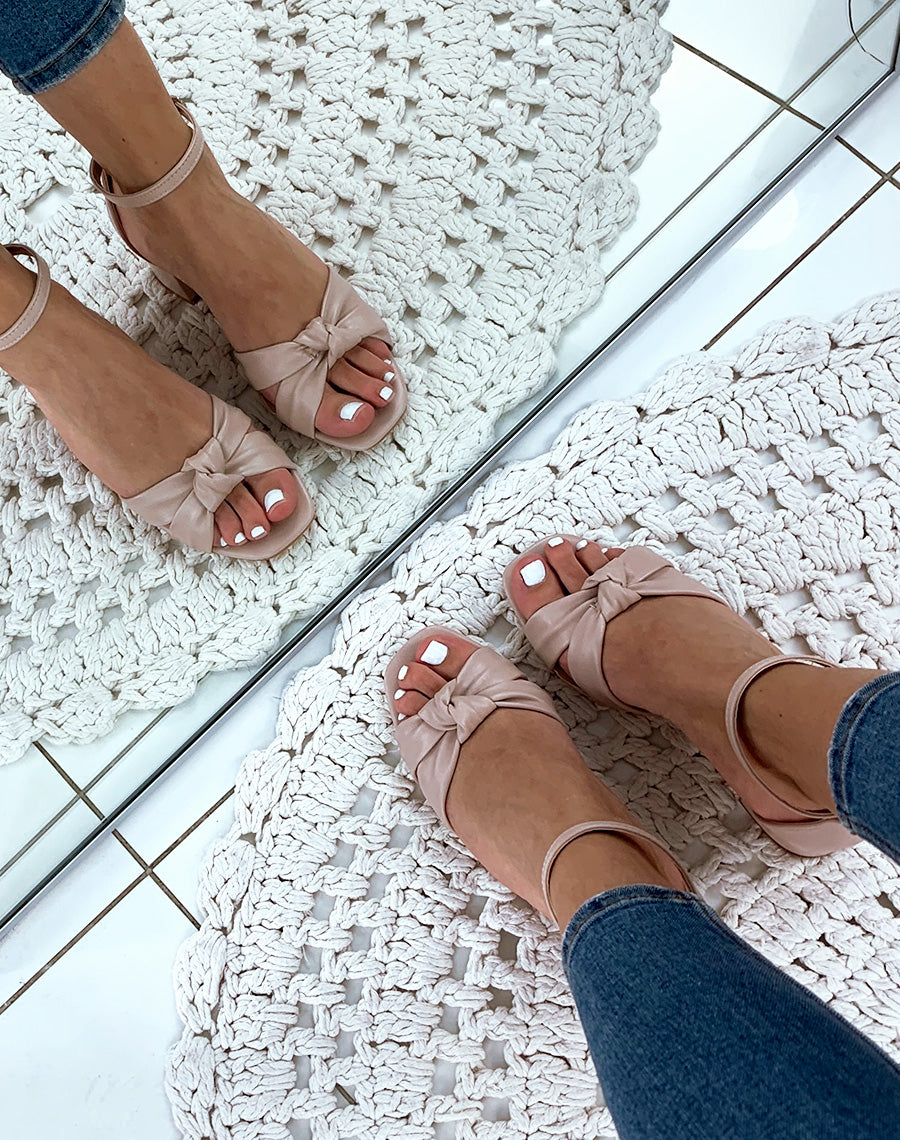 Sandales roses à brides nouées