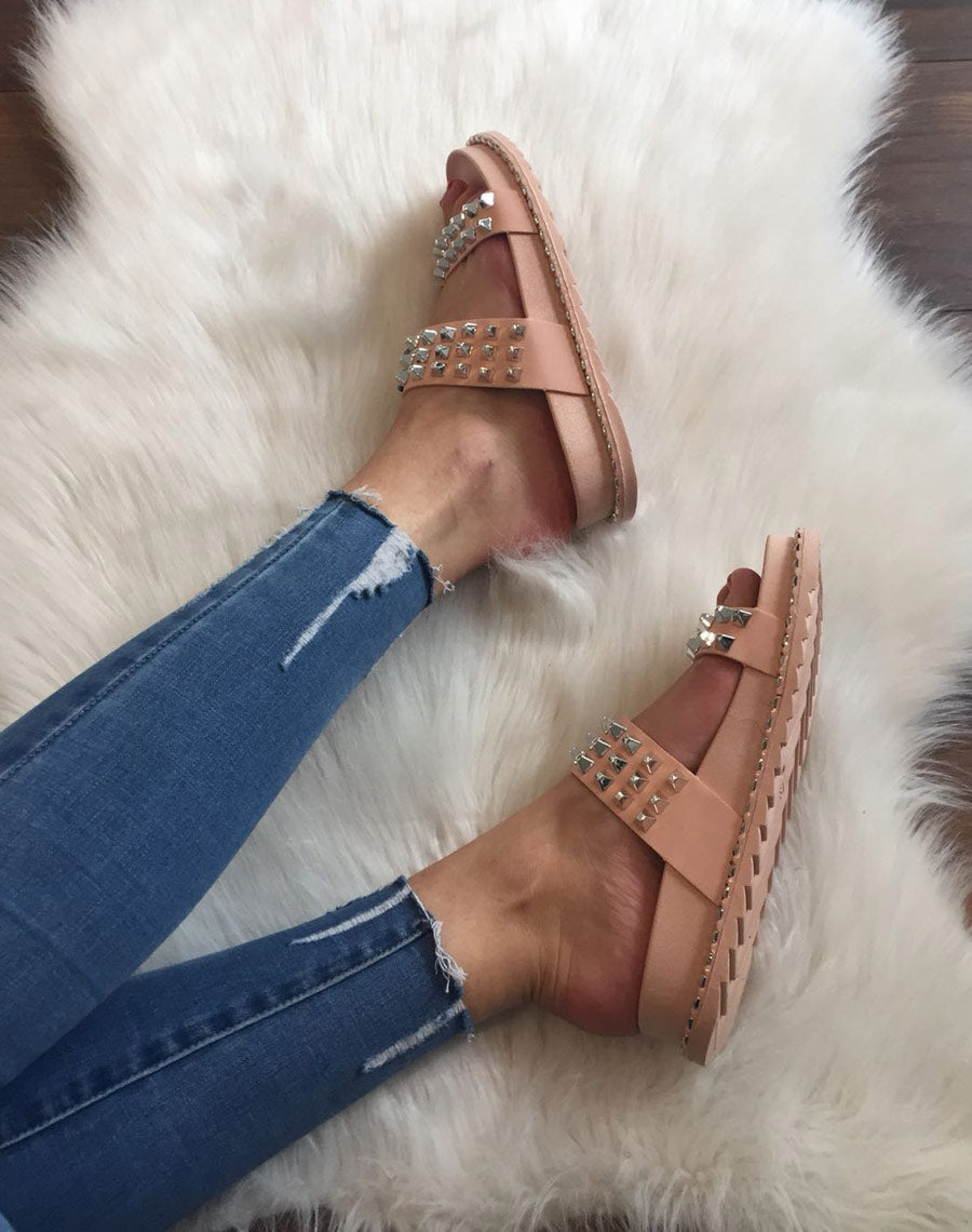 Sandales roses à clous carrés