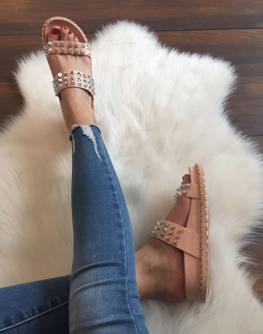 Sandales roses à clous carrés