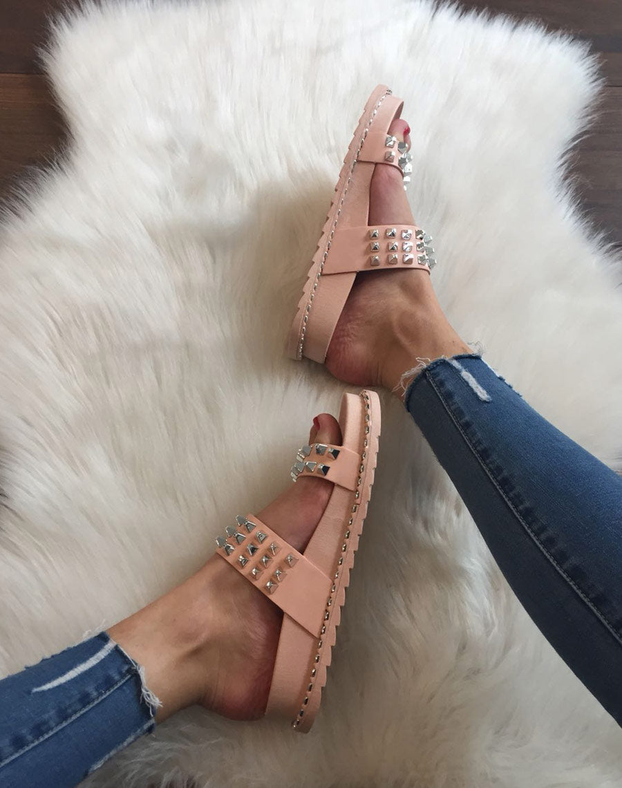 Sandales roses à clous carrés