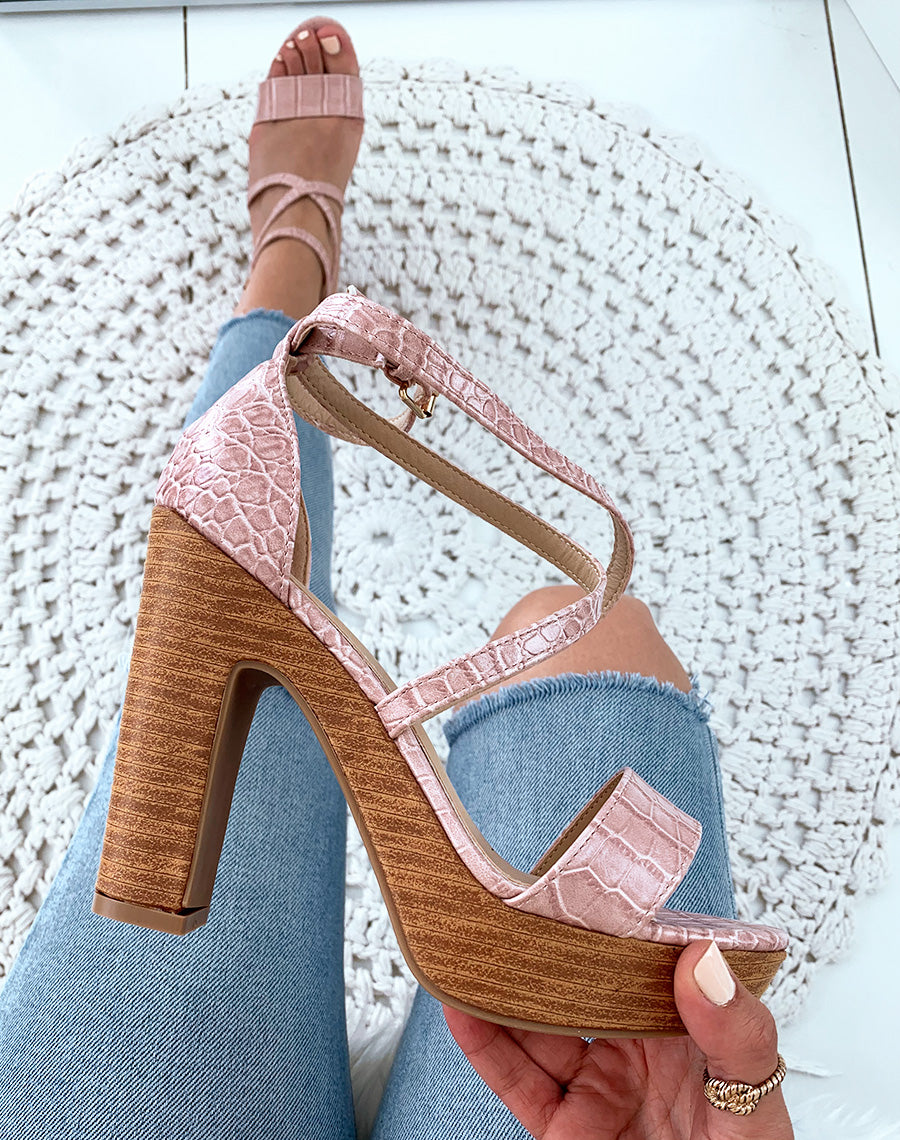 Sandales roses effet croco à talons et plateformes camel