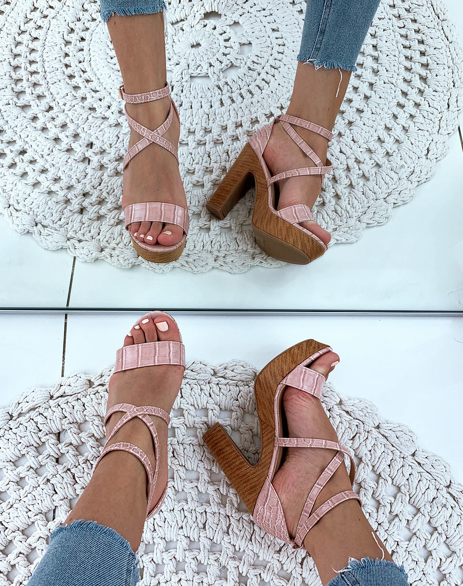Sandales roses effet croco à talons et plateformes camel