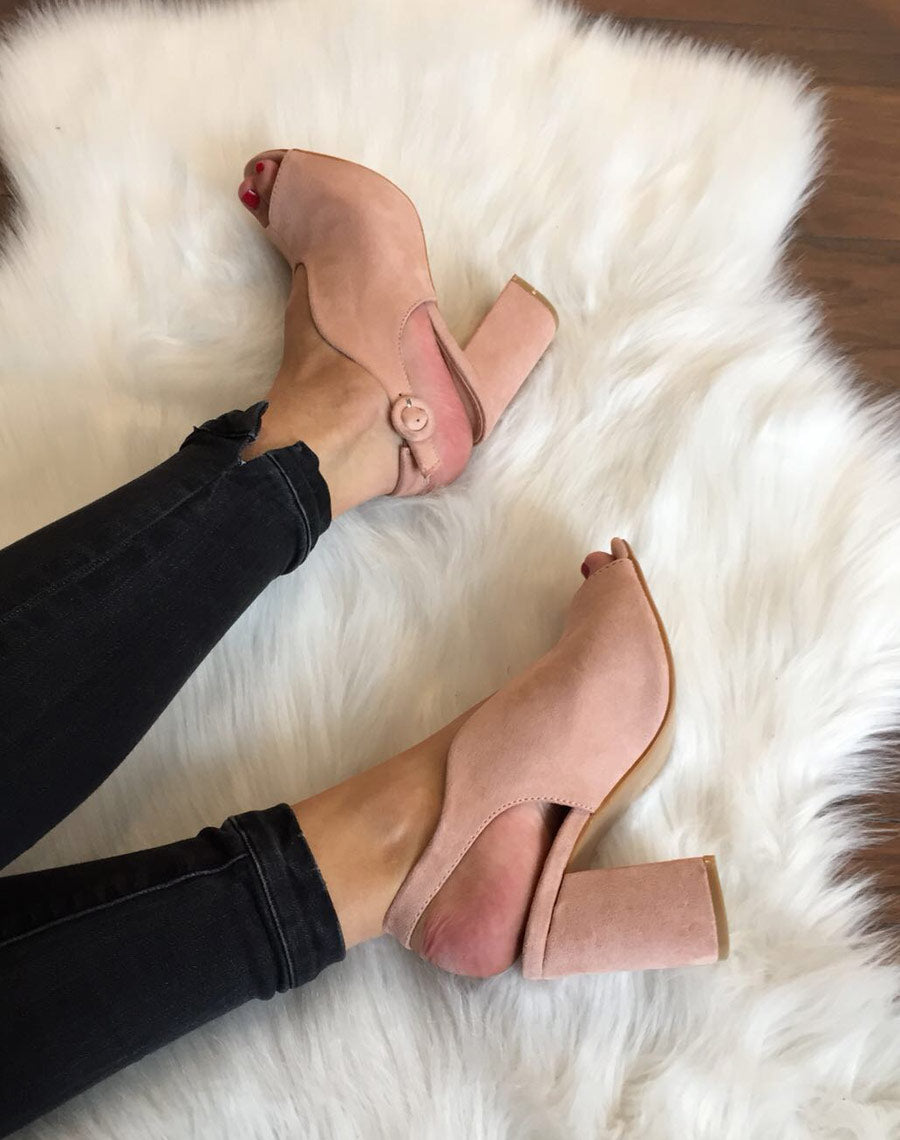 Sandales roses en suédine ouvertes