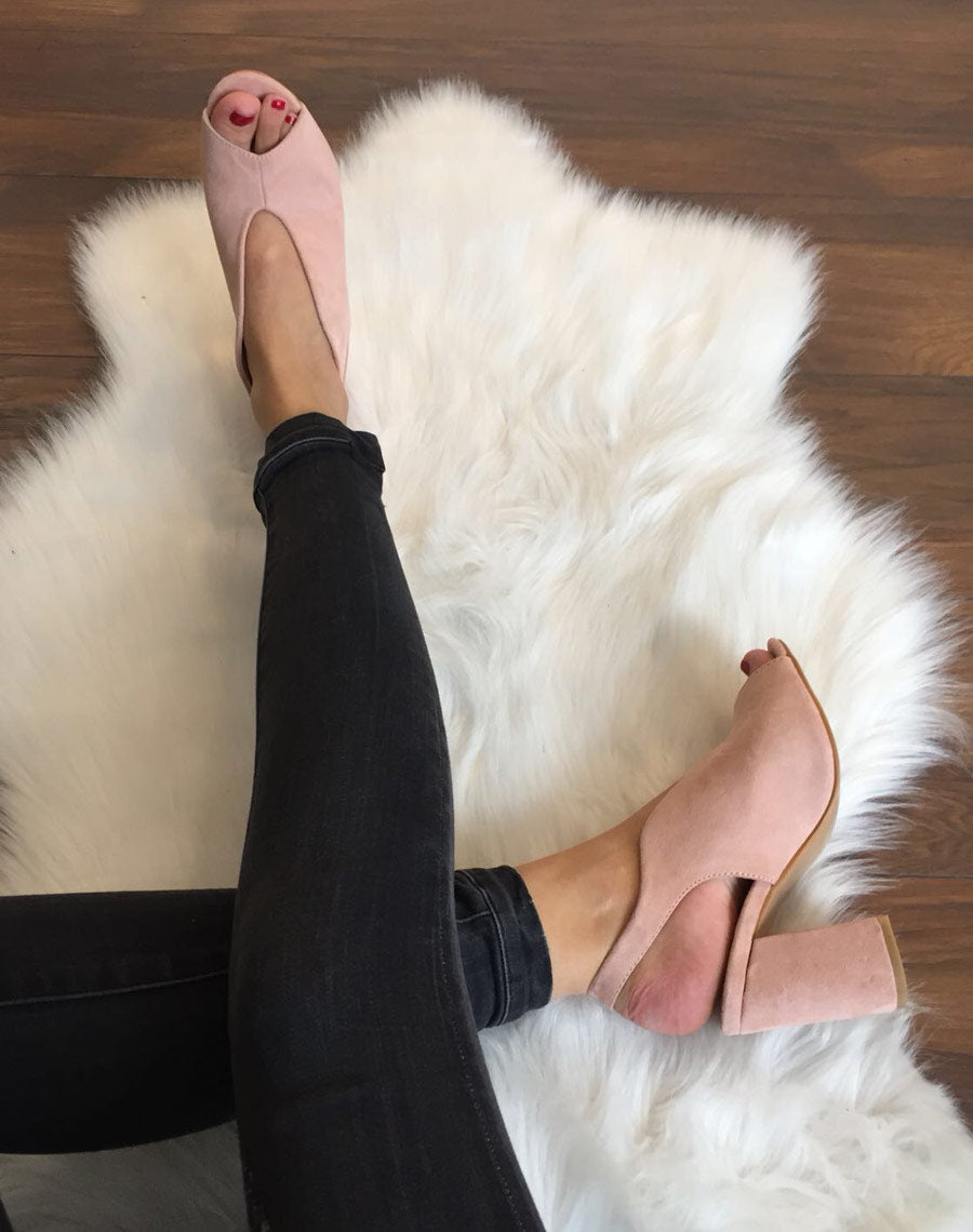 Sandales roses en suédine ouvertes