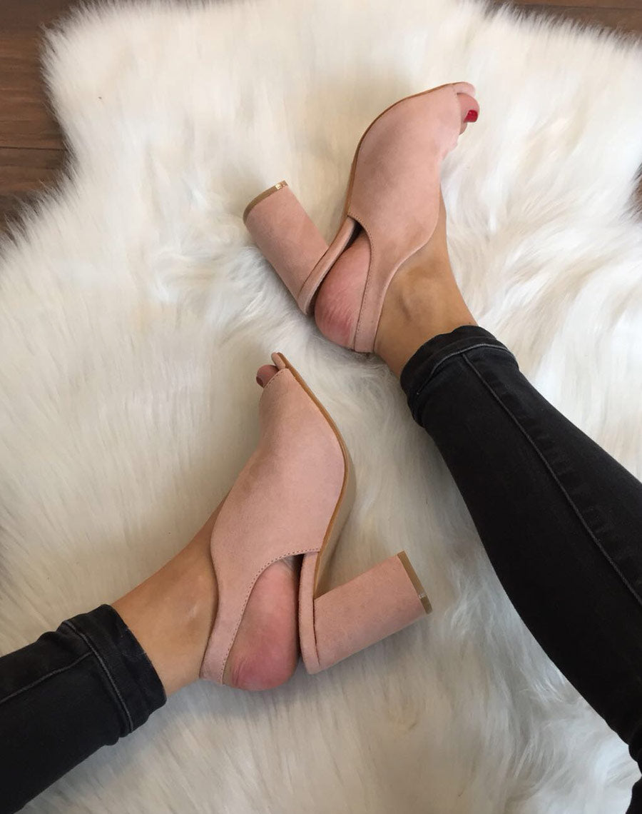 Sandales roses en suédine ouvertes