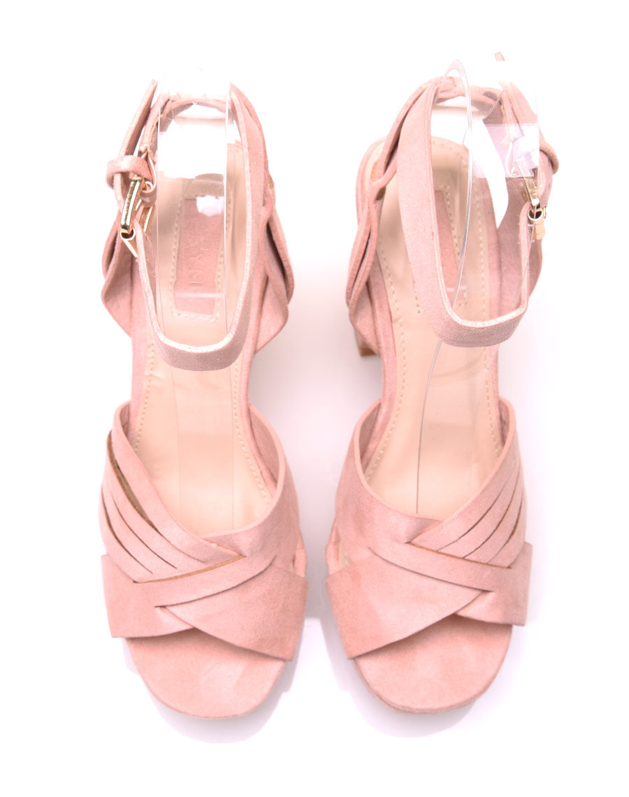 Sandales roses en suédines à talons épais