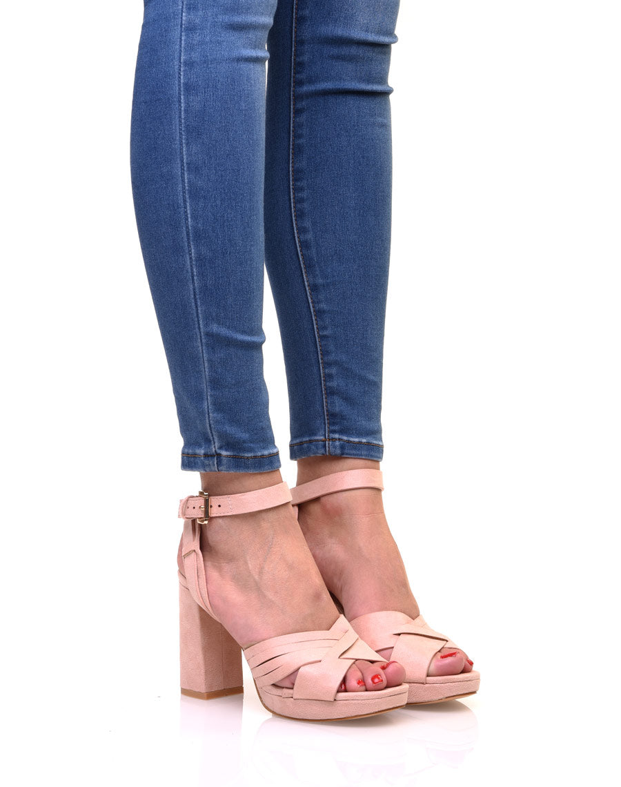 Sandales roses en suédines à talons épais