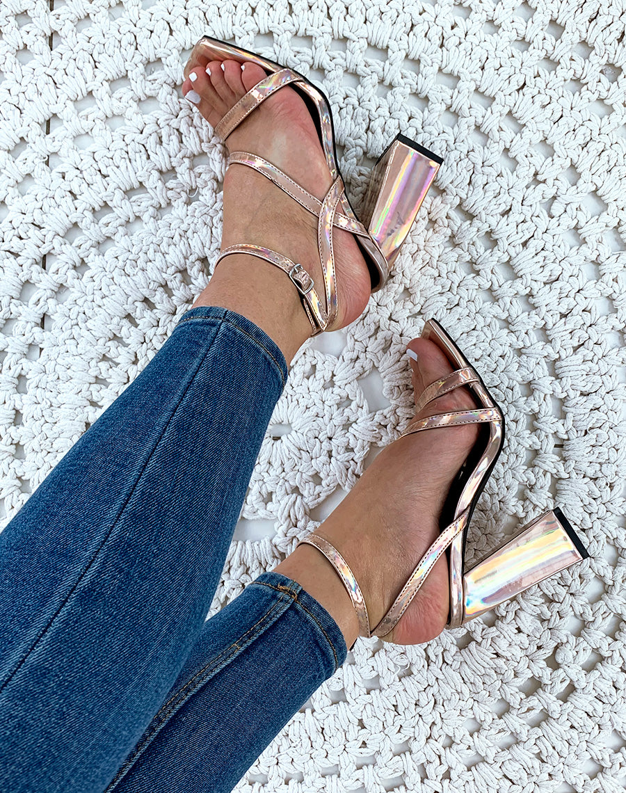 Sandales roses gold effet holographique à talons et à multiples lanières