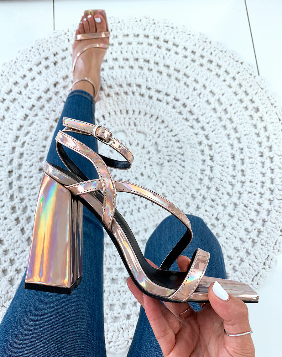 Sandales roses gold effet holographique à talons et à multiples lanières