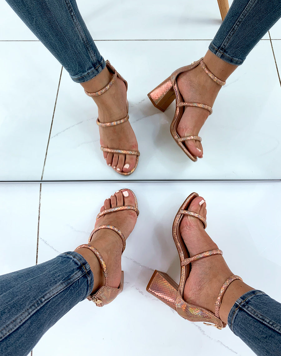 Sandales roses gold effet python à multiples lanières et à talons carrés