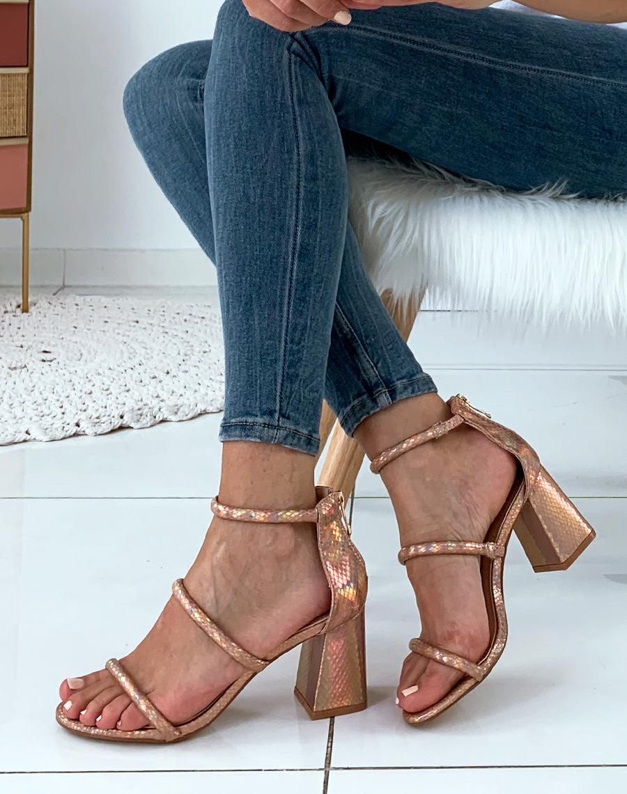 Sandales roses gold effet python à multiples lanières et à talons carrés