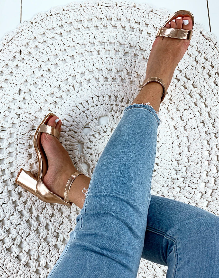 Sandales roses gold à talons carrés
